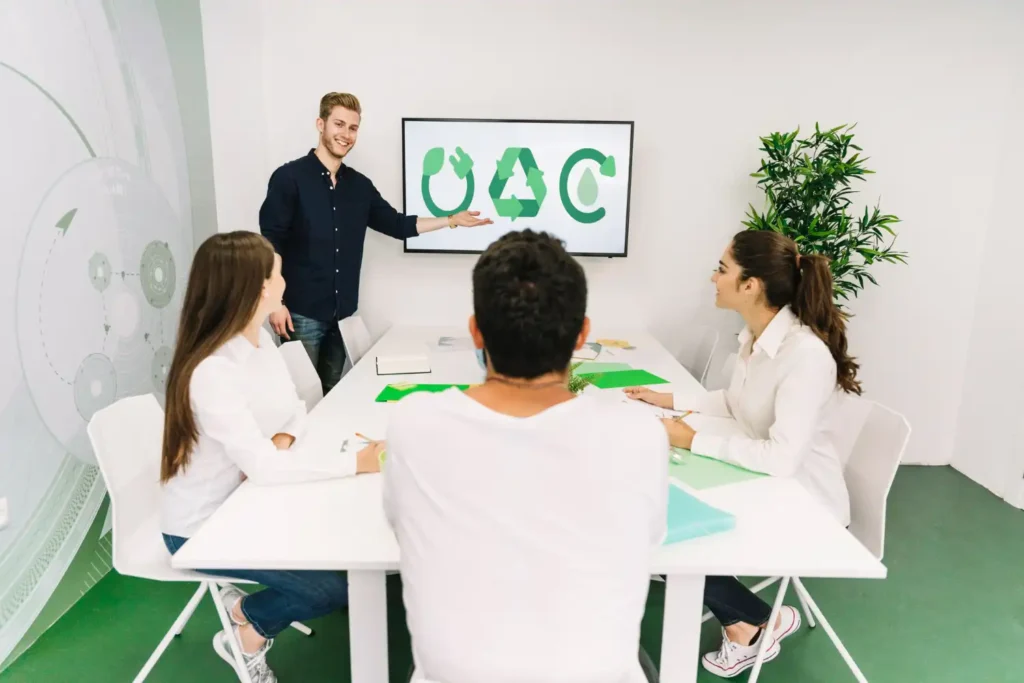 Reunião de equipe discutindo sustentabilidade como diferencial competitivo nos negócios, com apresentação sobre práticas sustentáveis e inovação.