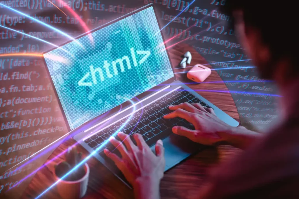 Pessoa trabalhando com código HTML em um laptop, representando o poder do JAMstack e geradores estáticos como Gatsby, Next e Hugo para melhorar SEO e desempenho