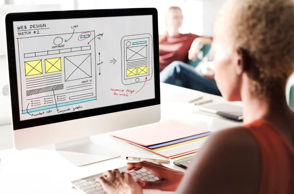 Desenho de design de site webpage com diferentes versões de layout, comparando sites estáticos e dinâmicos para escolher o modelo ideal para projetos digitais.