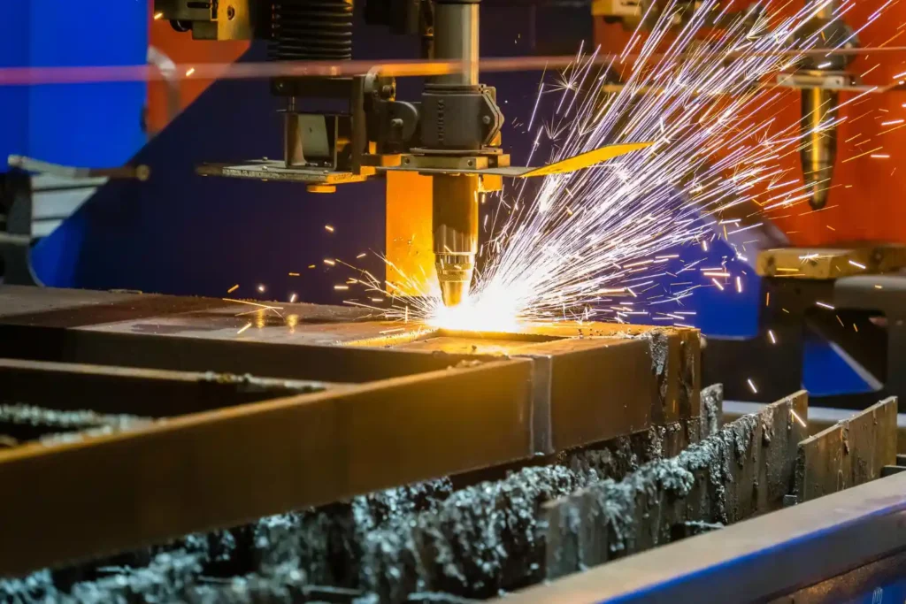 Máquina de corte a laser de alta precisão em ação, demonstrando as vantagens competitivas para empresas que investem em tecnologia avançada para corte de chapas metálicas.